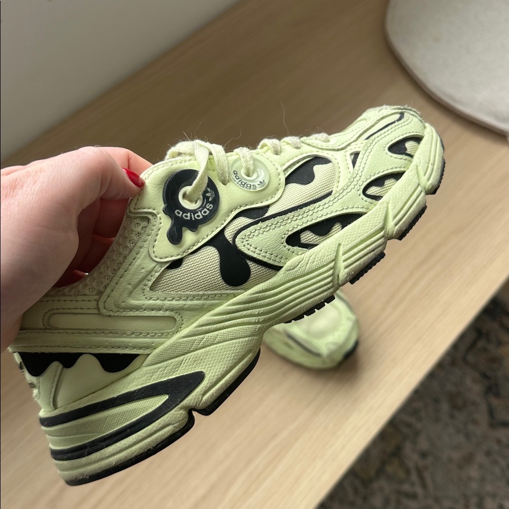 Women's Adidas Light Green Sneakers Trainers Size US 6